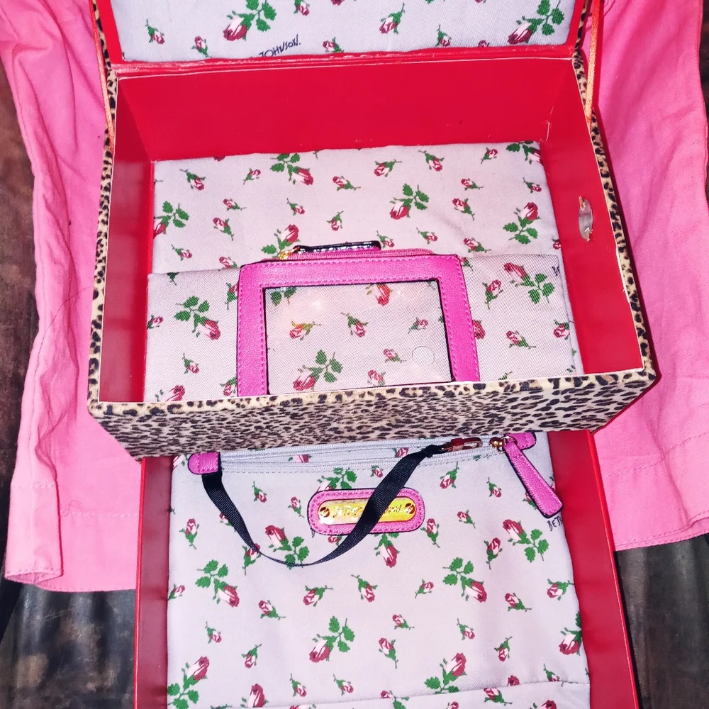 BetseyVille  Box - Picture 6 of 12